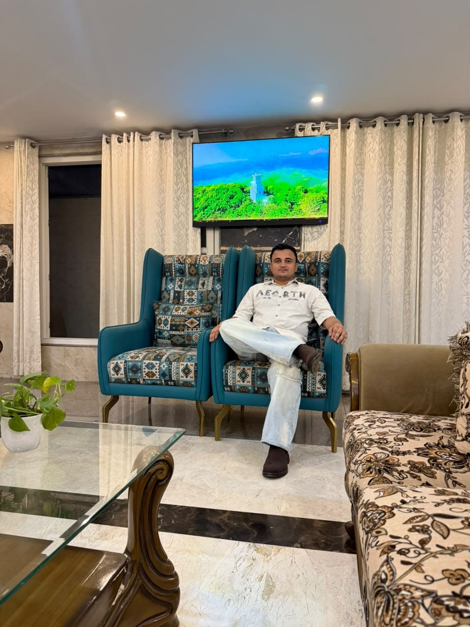 Patient lounge & hotel stay support